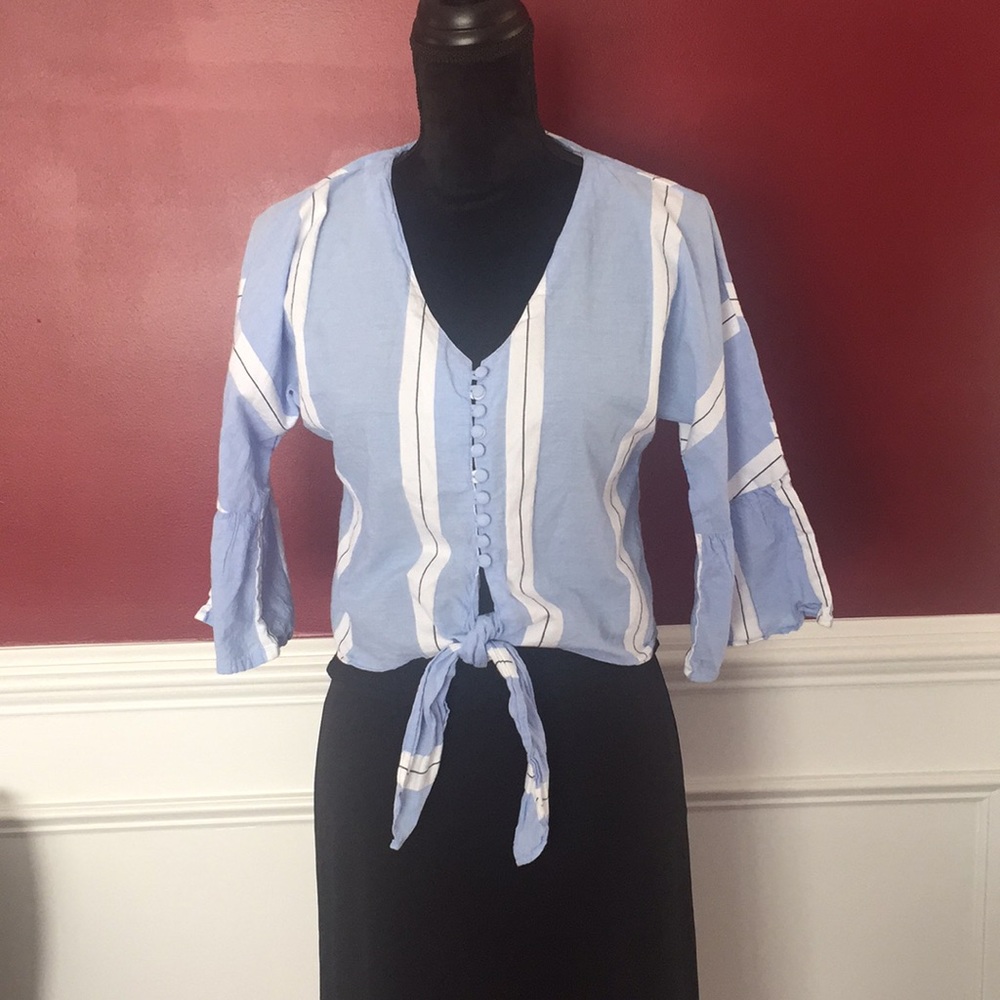 3/$12 🎉 Button down crop top